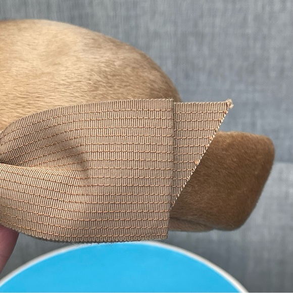 Vintage 1960s Ladies Tan Fur Felt Hat with Back Bow and Hat Box - Picture 16 of 17